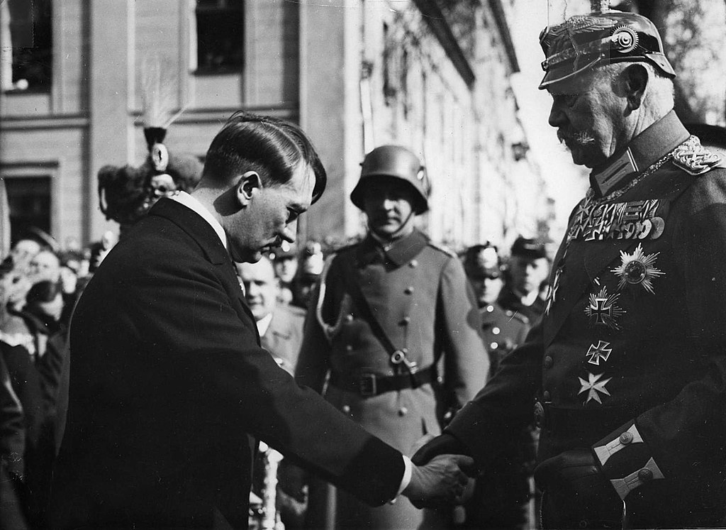 1024px-Bundesarchiv_Bild_183-S38324,_Tag_von_Potsdam,_Adolf_Hitler,_Paul_v._Hindenburg